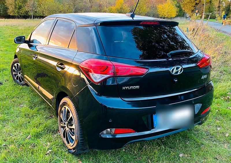 Gebraucht Hyundai i20 84 PS (61 kW) 2017 Schwarz Limousine