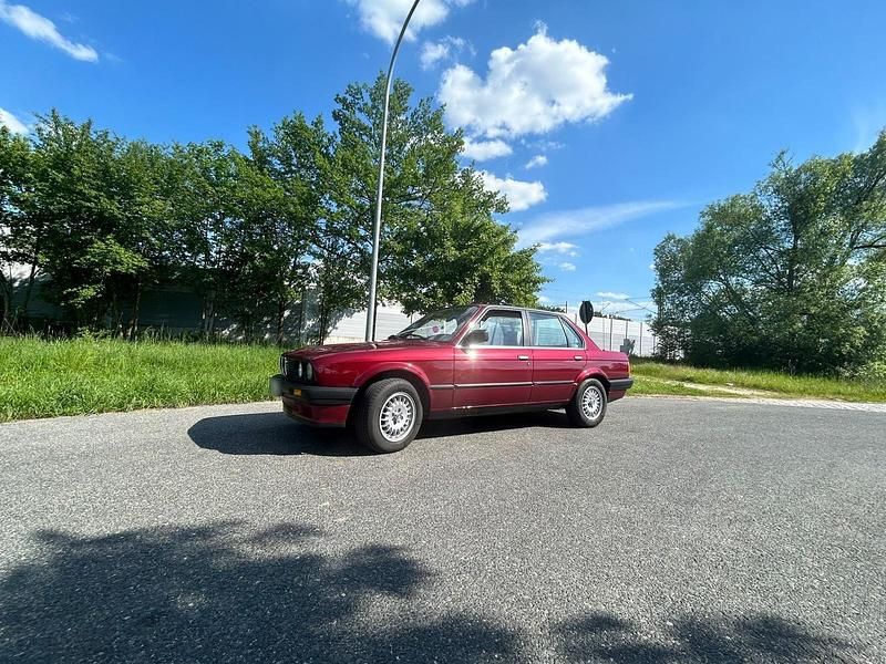 Używany BMW 320 129 KM (94 kW) 1990 Czerwony Sedan/Limuzyna