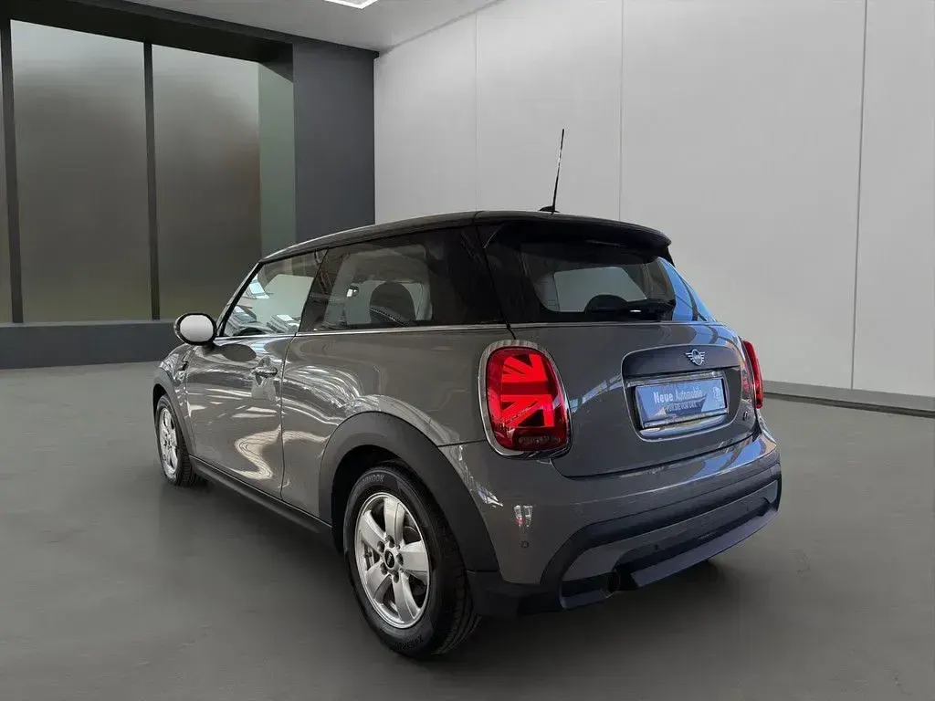Gebraucht Mini ONE Classic 102 PS (75 kW) 2022 Grau / moonwalk grey (metallic) Kleinwagen