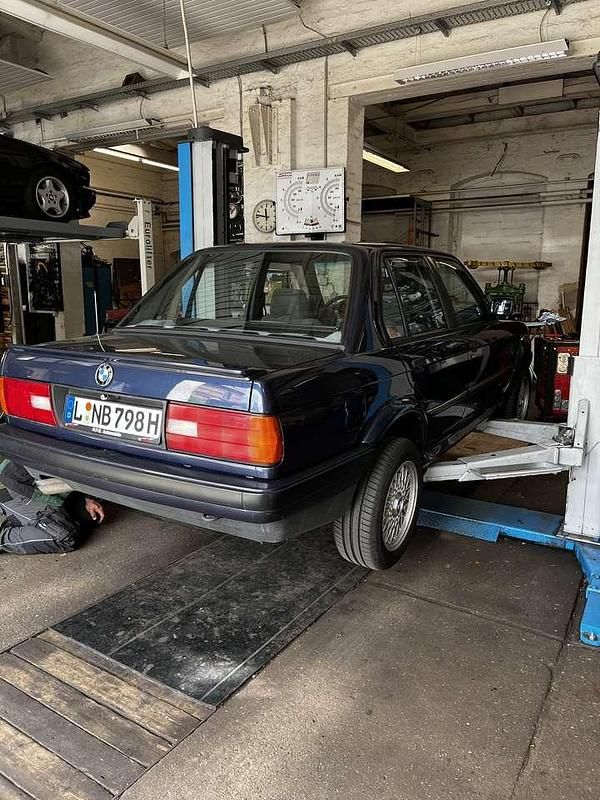 Gebraucht BMW 325 170 PS (125 kW) 1989 Blau Limousine