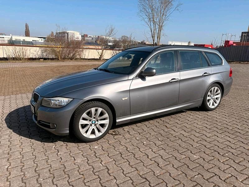 Gebraucht BMW 320 184 PS (135 kW) 2011 Grau Kombi