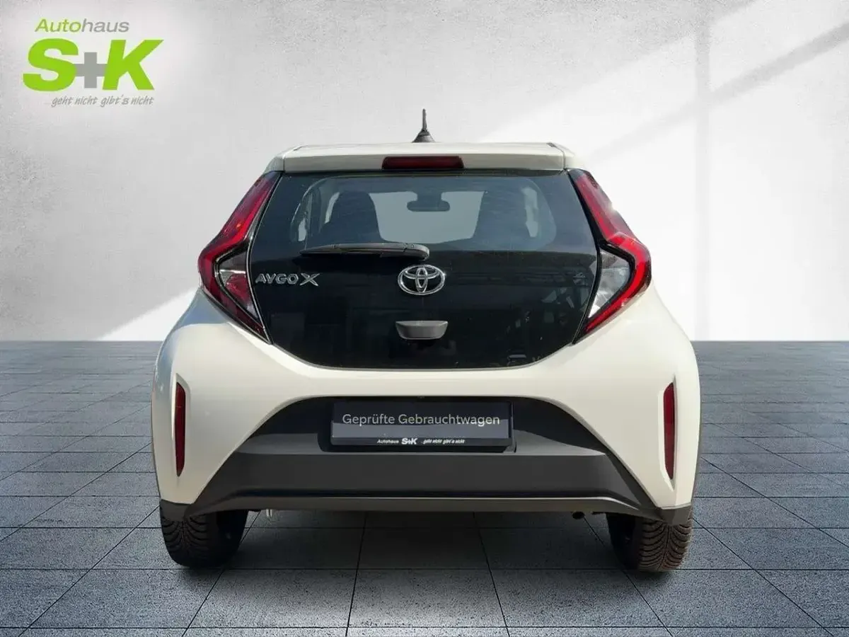 Gebraucht Toyota Aygo X X-play 72 PS (52 kW) 2023 Schneeweiß SUV