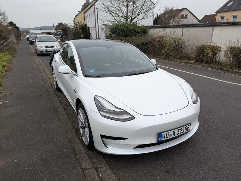Weiß Gebraucht 2019 Tesla Model 3 Standard Range Plus Limousine | 16.200 € (Fairer Preis) - Bild 1/4