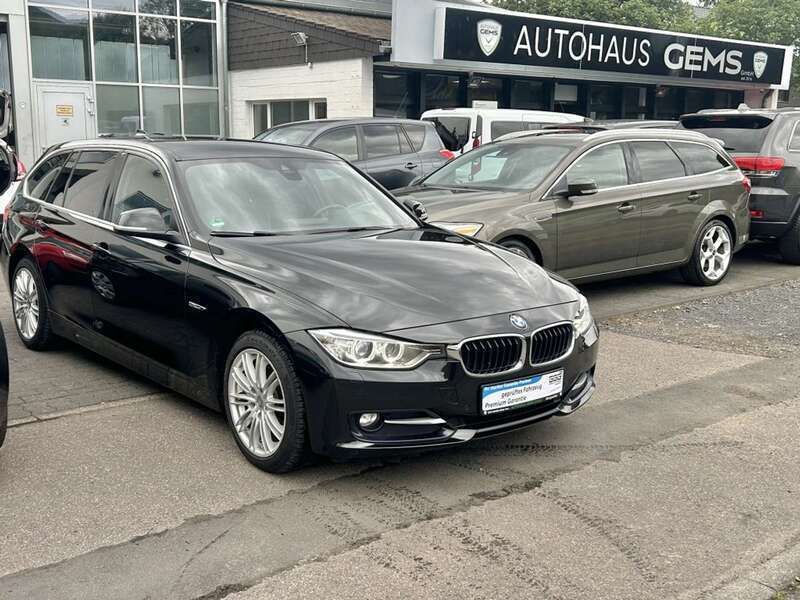 Schwarz Gebraucht 2013 BMW 320 Comfort Edition Kombi | 7.990 € (Superpreis) - Bild 1/4
