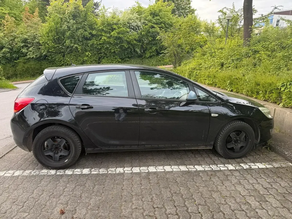 Używany Opel Astra 87 KM (63 kW) 2010 Czarny Hatchback
