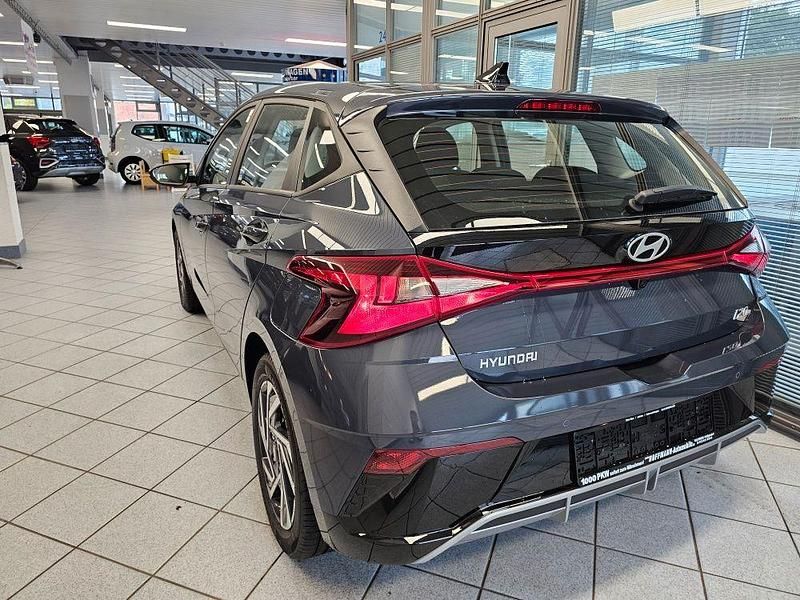 Neu Hyundai i20 101 PS (74 kW) 2025 Auroragraumet. Limousine