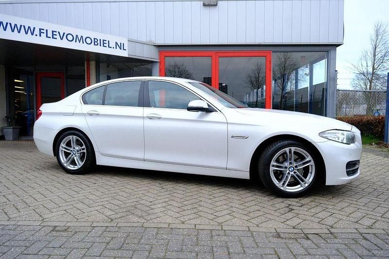 Gebraucht BMW 520 Executive 184 PS (135 kW) 2015 Weiß Limousine