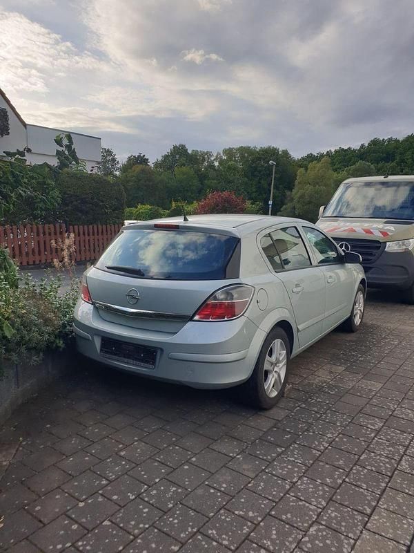 Gebraucht Opel Astra Edition 116 PS (85 kW) 2008 Silber Limousine