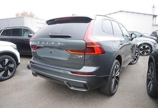 Neu Volvo XC60 Plus 350 PS (257 kW) 2025 Grün SUV