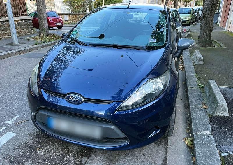 Blau Gebraucht 2011 Ford Fiesta Trend Limousine | 1.950 € - Bild 1/4