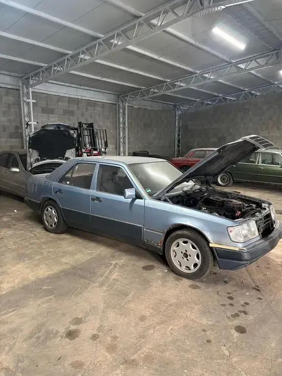 Gebraucht Mercedes E260 160 PS (117 kW) 1990 Blau Limousine