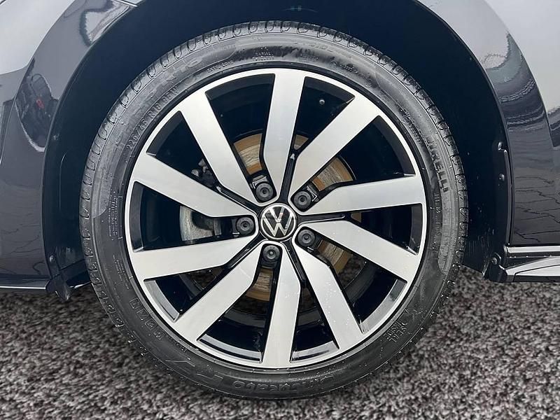 Gebraucht VW Touran Highline 150 PS (110 kW) 2025 Schwarz Van / Kleinbus