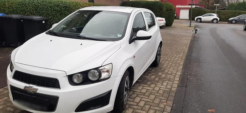 Gebraucht Chevrolet Aveo 69 PS (50 kW) 2014 Weiß Kleinwagen
