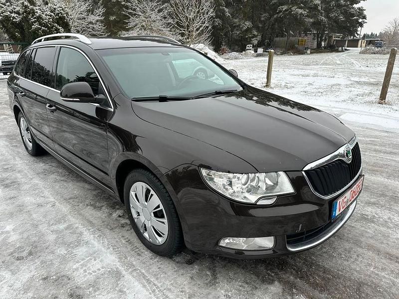 Gebraucht Skoda Superb Ambition 140 PS (102 kW) 2013 Braun Kombi