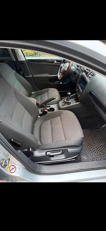 Gebraucht VW Jetta Trendline 105 PS (77 kW) 2012 Silber Limousine