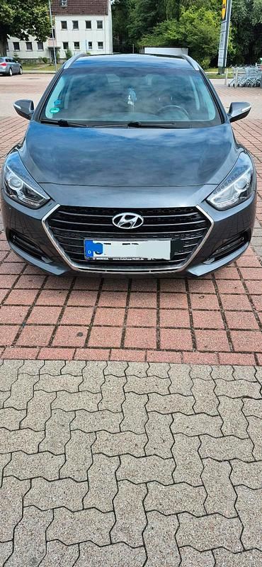 Grau Gebraucht 2016 Hyundai i40 Kombi | 10.400 € (Fairer Preis) - Bild 1/4
