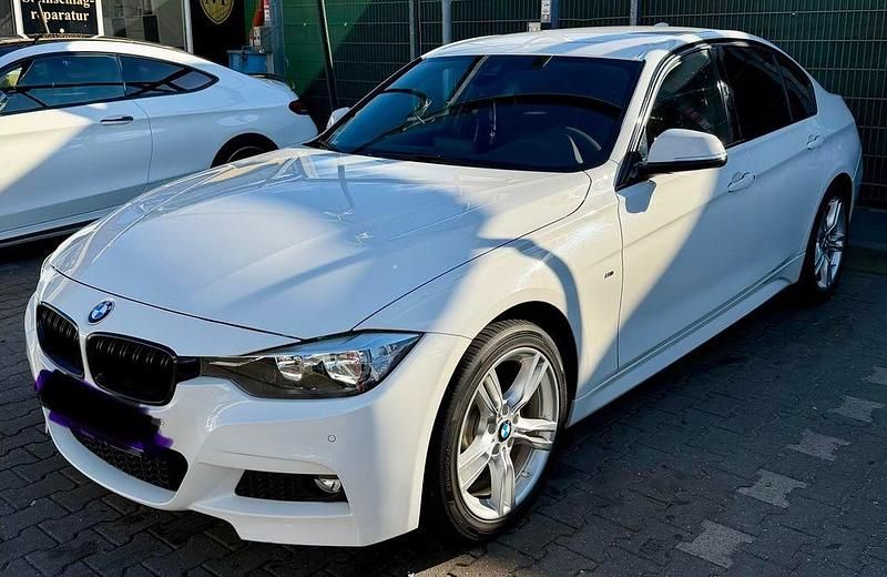 Weiß Gebraucht 2016 BMW 330 M Sport Limousine | 20.490 € (Fairer Preis) - Bild 1/4