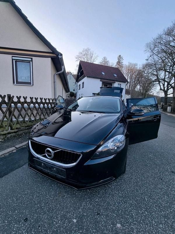 Schwarz Gebraucht 2018 Volvo V40 Kombi | 13.500 € (Fairer Preis) - Bild 1/4