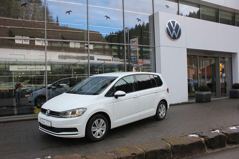 Pure white Gebraucht 2018 VW Touran Trendline Van / Kleinbus | 18.990 € (Fairer Preis) - Bild 1/4