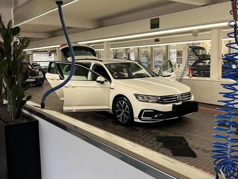 Weiß Gebraucht 2021 VW Passat GTE Kombi | 20.500 € (Superpreis) - Bild 1/4