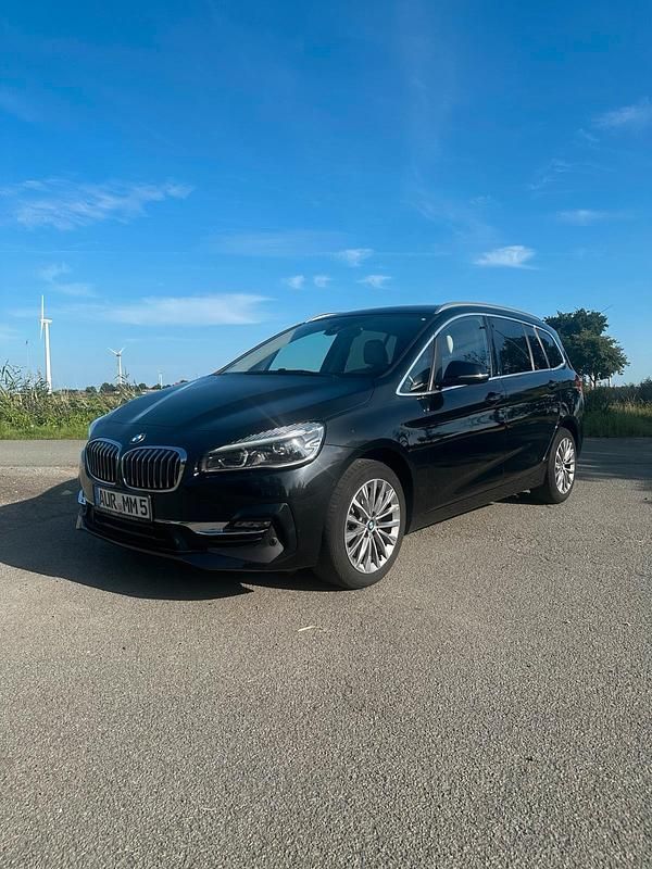 Schwarz Gebraucht 2018 BMW 218 Gran Tourer Luxury Line Van / Kleinbus | 17.900 € (Fairer Preis) - Bild 1/4
