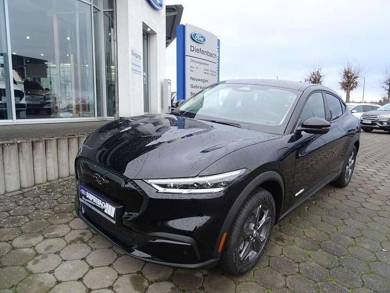 Iridiumschwarz metallic Gebraucht 2022 Ford Mustang Mach-E Extended Range SUV | 34.900 € (Superpreis) - Bild 1/4