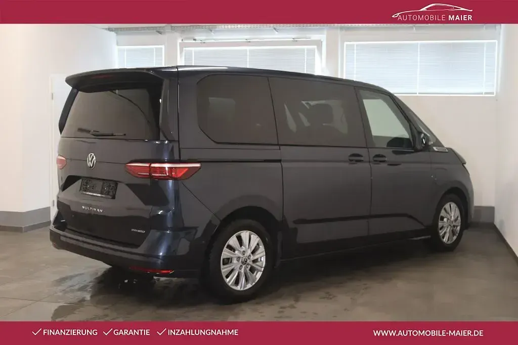 Gebraucht VW Multivan Life 218 PS (160 kW) 2023 Starlight blue metallic Van / Kleinbus