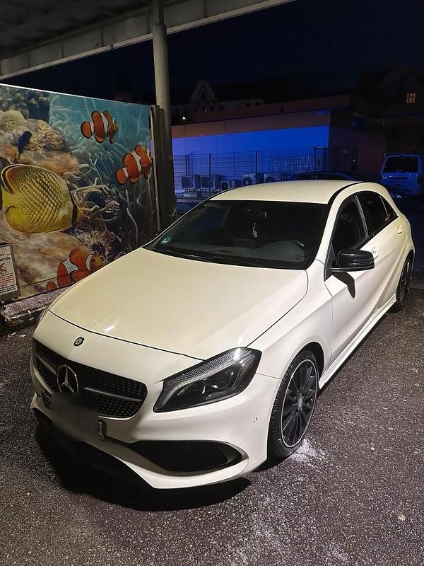 Weiß Gebraucht 2017 Mercedes A200 AMG line Kleinwagen | 13.999 € (Fairer Preis) - Bild 1/4