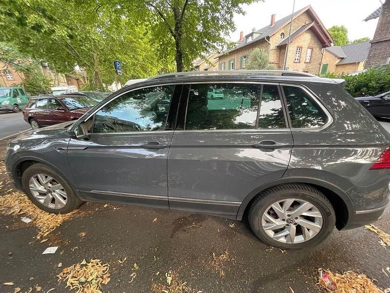 Grau Gebraucht 2021 VW Tiguan Life SUV | 29.300 € (Teuer) - Bild 1/4