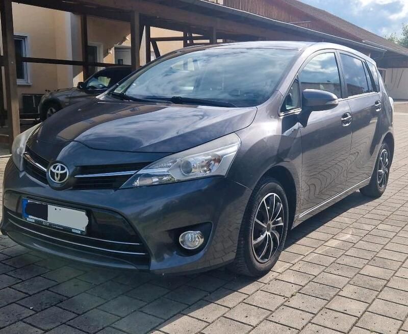 Grau Gebraucht 2013 Toyota Verso Van / Kleinbus | 7.300 € (Guter Preis) - Bild 1/4