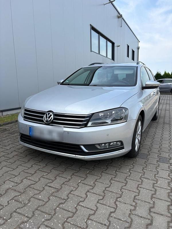 Silber Gebraucht 2011 VW Passat Comfortline Limousine | 4.200 € - Bild 1/4
