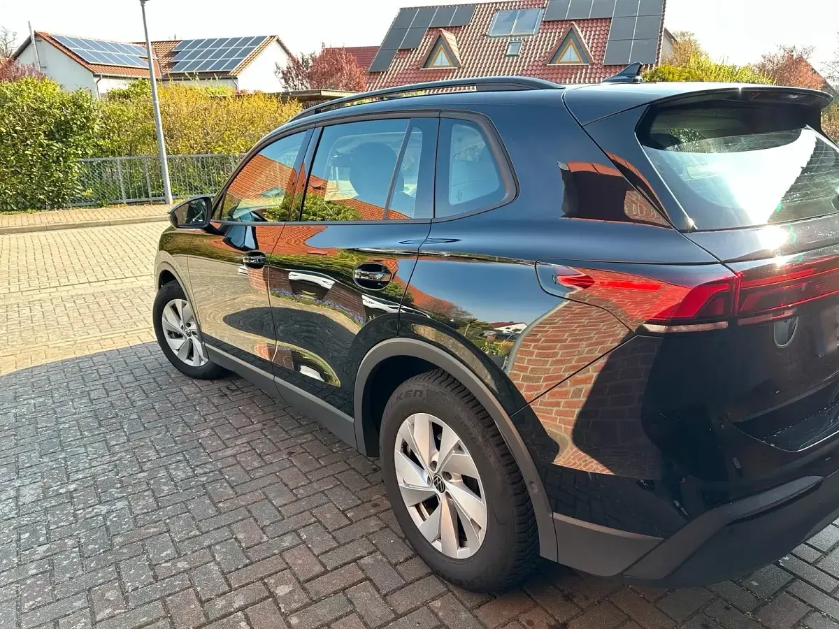 Second-hand VW Tiguan 131 CP (96 kW) 2024 Negru SUV