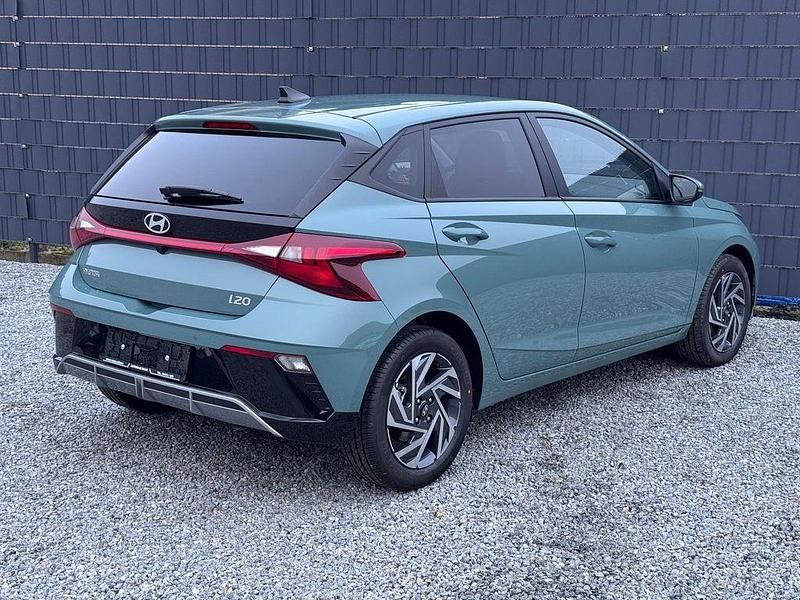 Neu Hyundai i20 90 PS (66 kW) 2026 Mangrove green Kleinwagen
