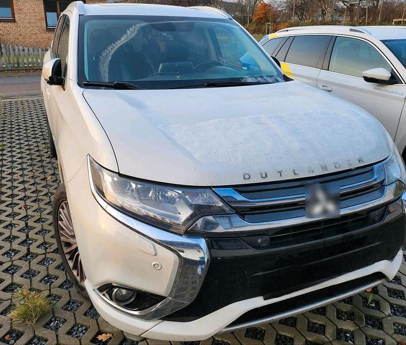 Second-hand Mitsubishi Outlander P-HEV Plus 2015 Alb SUV