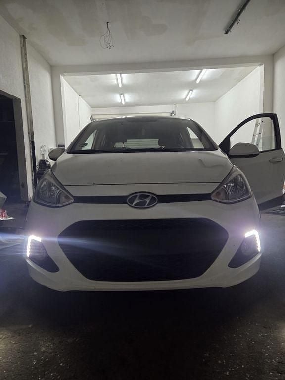 Gebraucht Hyundai i10 67 PS (49 kW) 2016 Weiß Kleinwagen