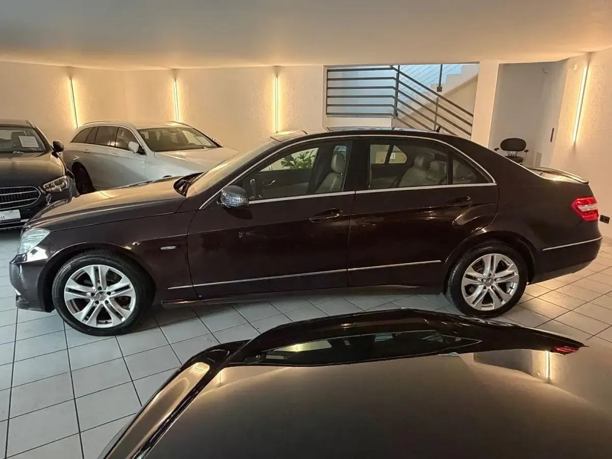Używany Mercedes E250 204 KM (150 kW) 2009 Brązowy Sedan/Limuzyna