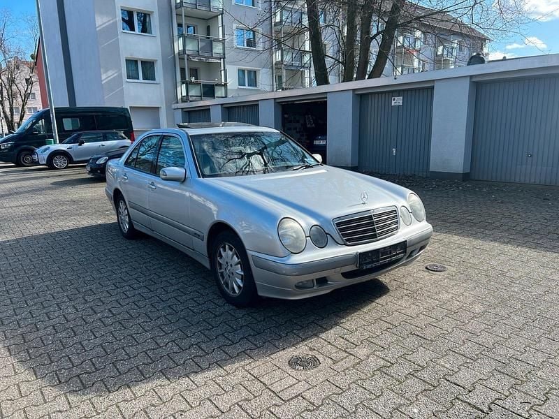 Gebraucht Mercedes E220 143 PS (105 kW) 2000 Silber Limousine