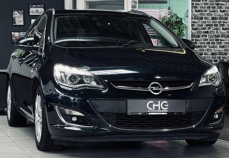 Grün Gebraucht 2014 Opel Astra Exklusiv Kombi | 3.999 € (Guter Preis) - Bild 1/4