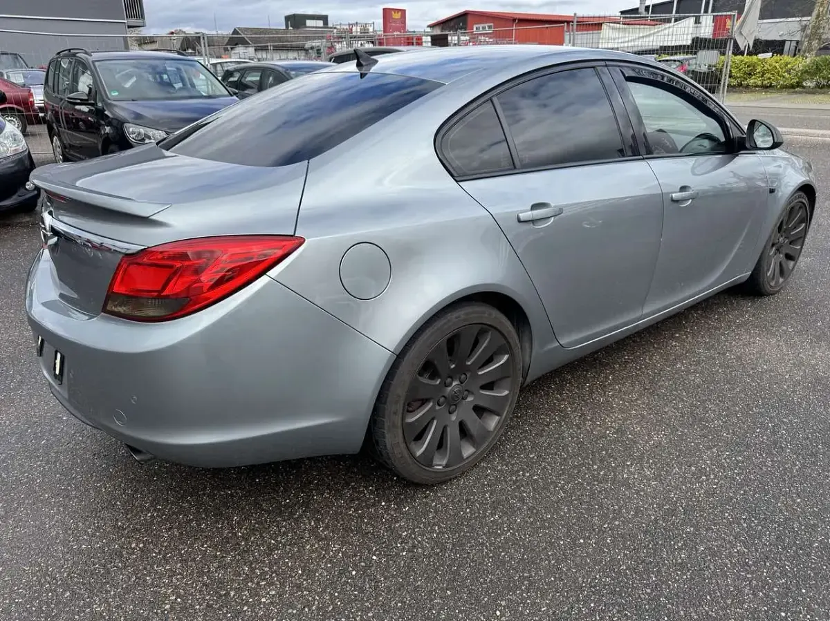 Gebraucht Opel Insignia Sport 220 PS (161 kW) 2009 Silbersee/perl silber (m2) Limousine