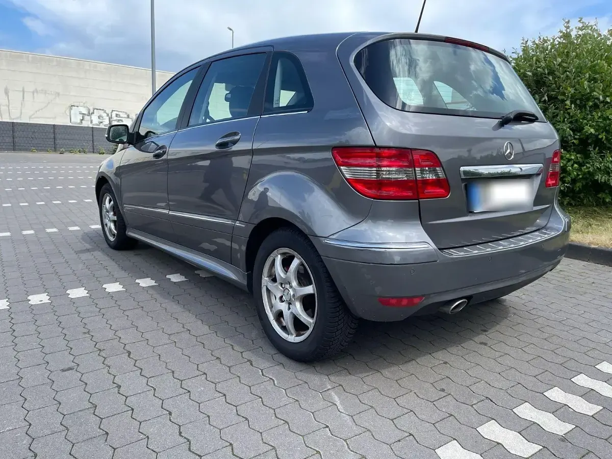 Gebraucht Mercedes B180 109 PS (80 kW) 2010 Grau Van / Kleinbus