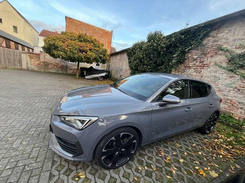 Grau Gebraucht 2022 Cupra Leon Limousine | 21.999 € (Guter Preis) - Bild 1/4