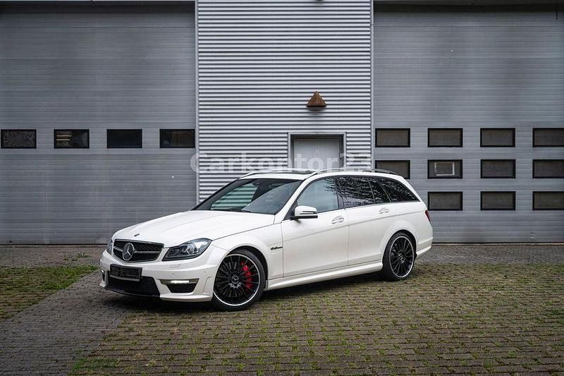 Weiß Gebraucht 2012 Mercedes C63 AMG AMG Limousine | 57.900 € - Bild 1/4