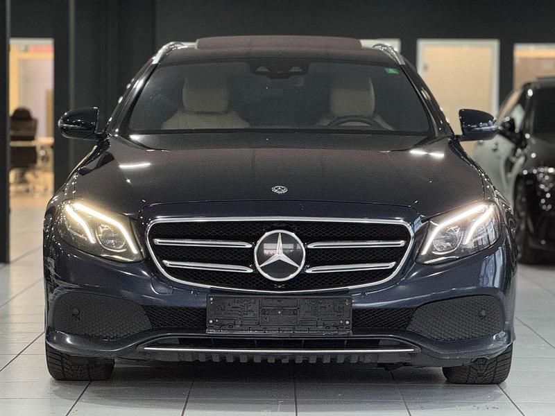 Gebraucht Mercedes E220 194 PS (142 kW) 2019 Blau Kombi