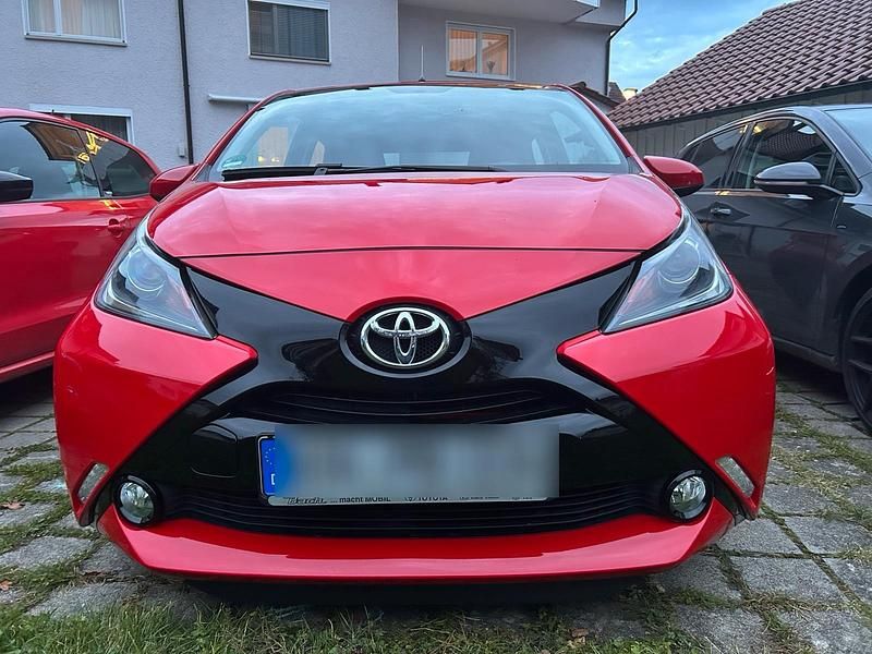 Rot Gebraucht 2016 Toyota Aygo Kleinwagen | 8.500 € (Guter Preis) - Bild 1/4