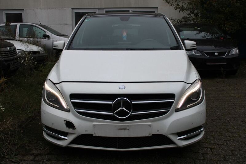 Weiß Gebraucht 2012 Mercedes B200 Van / Kleinbus | 4.990 € (Fairer Preis) - Bild 1/4