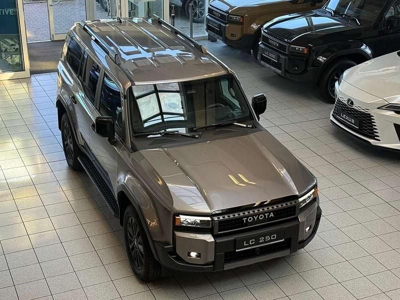 Avantgarde bronze mica 4v8 Gebraucht 2024 Toyota Land Cruiser TEC-Edition SUV | 87.895 € (Guter Preis) - Bild 1/4