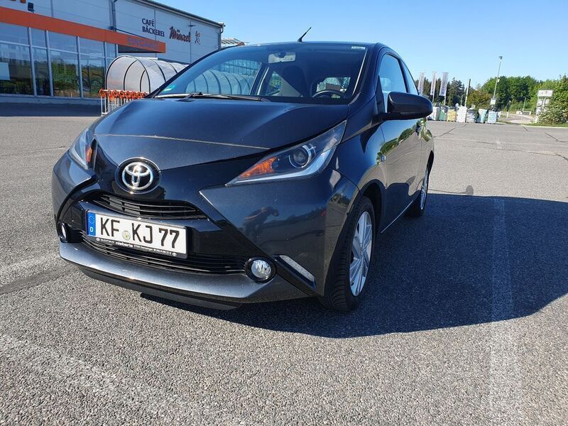 Grau Gebraucht 2016 Toyota Aygo X-play Kleinwagen | 5.500 € (Guter Preis) - Bild 1/4
