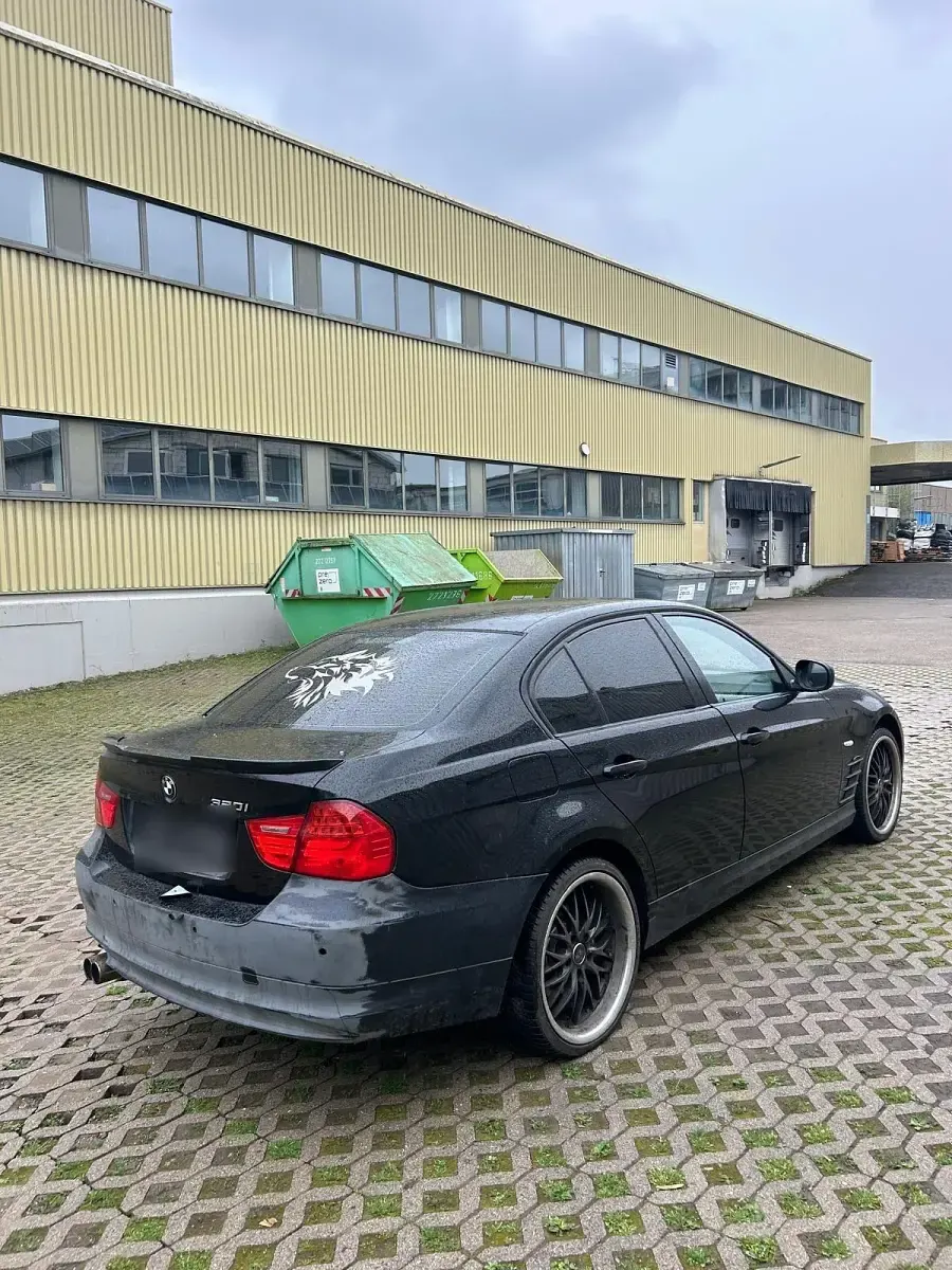 Gebraucht BMW 320 170 PS (125 kW) 2009 Schwarz Limousine