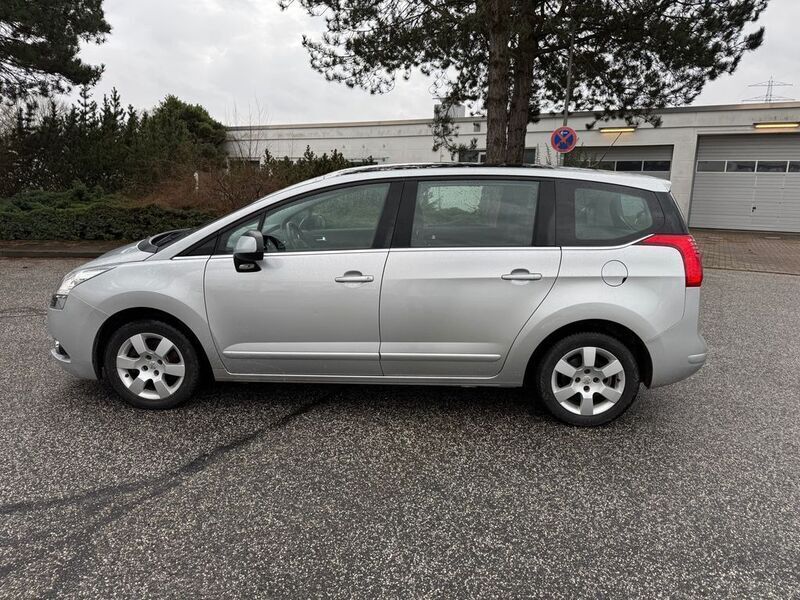 Grau Gebraucht 2011 Peugeot 5008 Premium Van / Kleinbus | 2.999 € (Superpreis) - Bild 1/4
