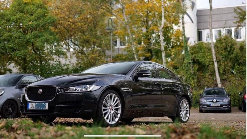 Schwarz Gebraucht 2017 Jaguar XE Portfolio Limousine | 13.000 € (Superpreis) - Bild 1/4